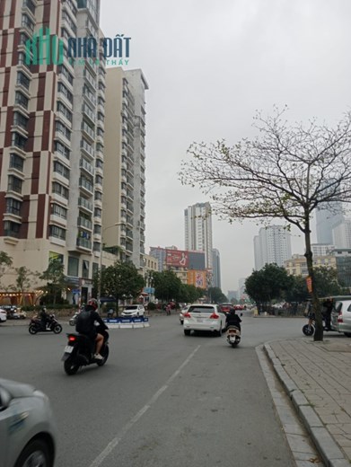Em Cần Bán khách sạn mặt phố Đào Tấn, Liễu Giai. Linh Lang . Kim Mã Quận Ba Đình với giá bán 230 tỷ