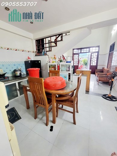 Hàng đầu tư HOTgiá 2,25 tỷ, Dt: 141m2 có nhà 2 tầng kiên cố, sau có 3 phòng trọ. Kiệt ô tô PHẠM NHƯ