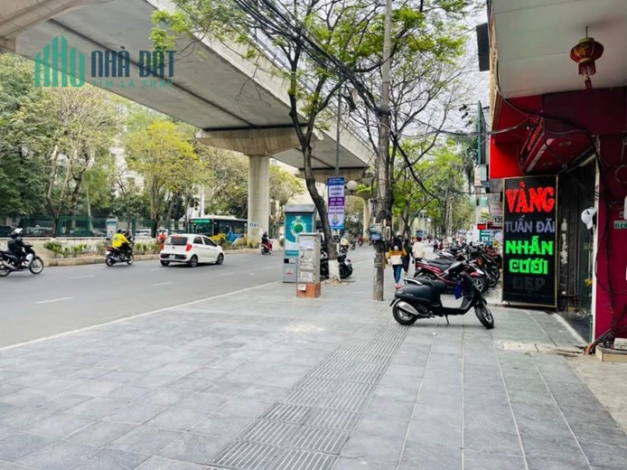 Nhà Cầu Giấy 320m2 thu về 3,2 Tỷ/1 năm, ngay mặt đường, nội thất đầy đủ, chỉ 55 tỷ, 2 thang máy,