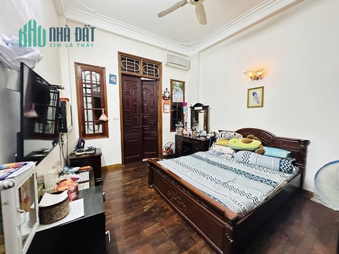 CẦN BÁN NHÀ PHỐ HOÀNG CẦU: 40M2 x MT 4.5M, Ô TÔ TẢI ĐỖ CỬA, NHỈNH 7 TỶ.