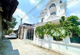 Vừa bán vừa tặng.
Không bán thì ngân hàng lấy mất nhà
