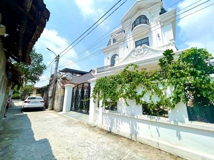 Vừa bán vừa tặng.
Không bán thì ngân hàng lấy mất nhà