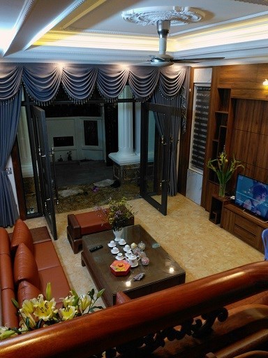 Vừa bán vừa tặng.
Không bán thì ngân hàng lấy mất nhà