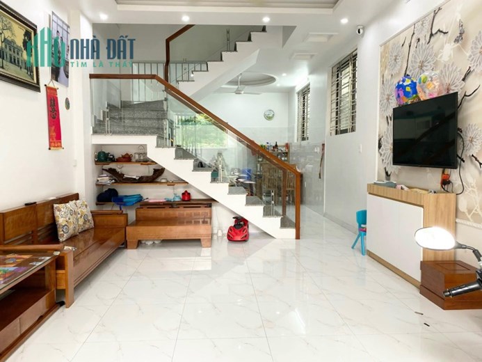 Bán nhà phố Thiên Lôi, 54m 2.5 tầng GIÁ 2.95 tỉ xây năm 2019 gần ngay AEON