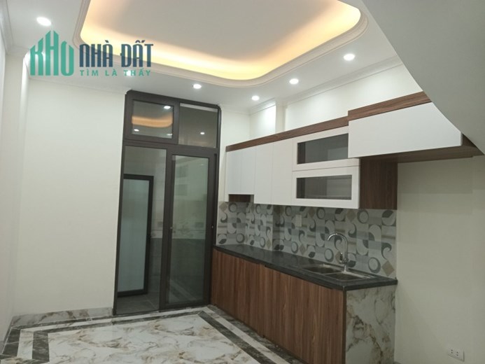 Bán nhà 5 tầng mới Ngô Gia Tự,Long Biên 50m2 ,oto đỗ cửa giá 4 tỷ