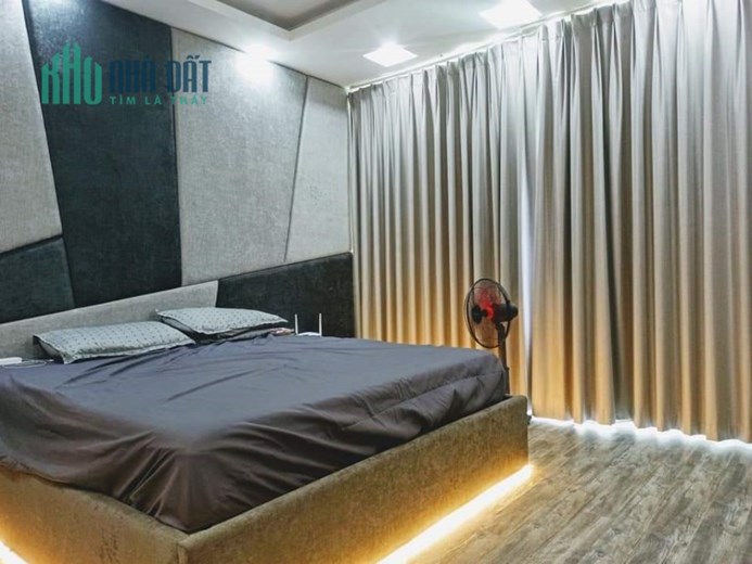 Nhà mặt phố Trần Quốc Hoàn , đường 2 làn, vỉa hè to. 60m2 giá 28 tỷ, MT 5m2.