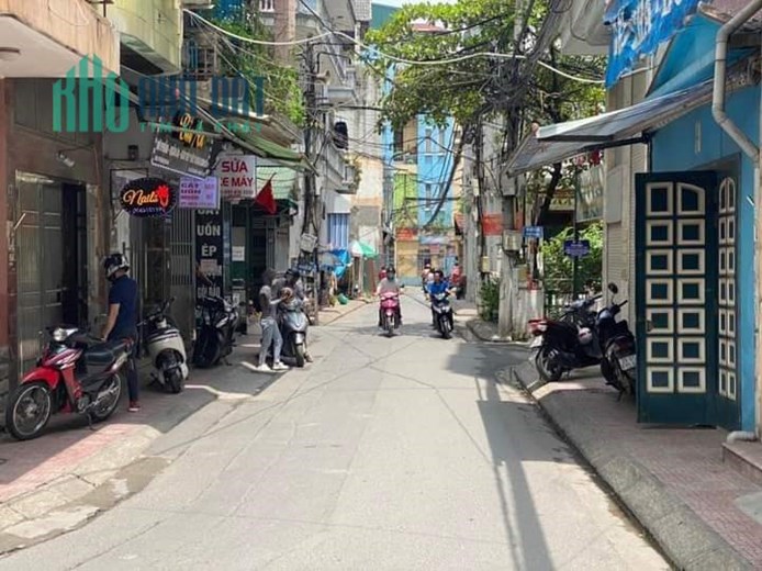 Nhà mặt phố Trần Quốc Hoàn , đường 2 làn, vỉa hè to. 60m2 giá 28 tỷ, MT 5m2.