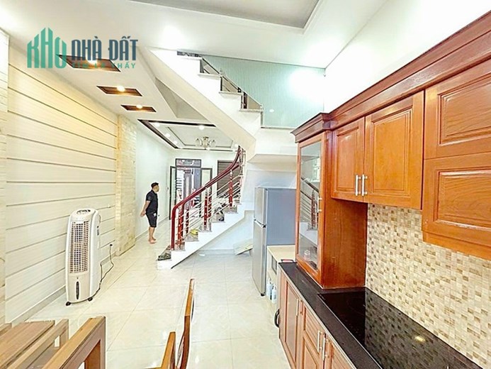 Bán nhà phố Nguyễn Văn Linh, 45m 3 tầng GIÁ 2.5 tỉ đi bộ ra AEON