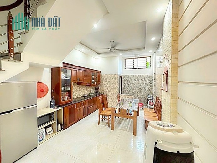 Bán nhà phố Nguyễn Văn Linh, 45m 3 tầng GIÁ 2.5 tỉ đi bộ ra AEON