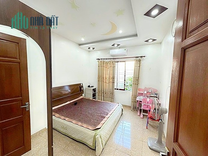 Bán nhà phố Nguyễn Văn Linh, 45m 3 tầng GIÁ 2.5 tỉ đi bộ ra AEON