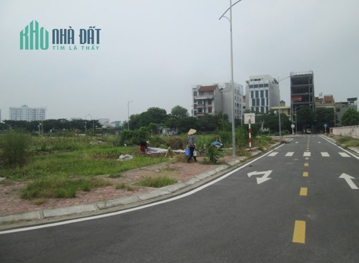 Tôi bán gấp Đất đấu giá Phúc Diễn gần đường Cầu Diễn 205m2 chỉ 16.88 tỷ. LH 0989.62.6116