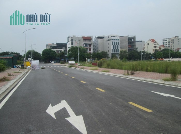 Tôi bán gấp Đất đấu giá Phúc Diễn gần đường Cầu Diễn 205m2 chỉ 16.88 tỷ. LH 0989.62.6116