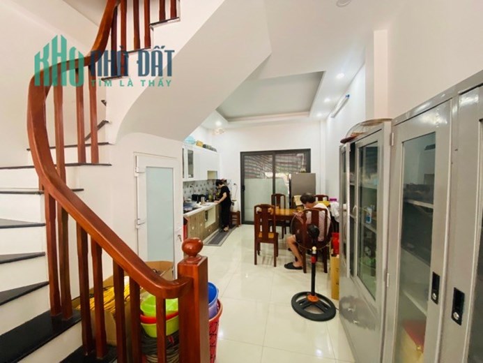 Bán gấp nhà mới đep PHỐ NGỌC TRÌ 45m, 5 tầng, nhỉnh 2 tỷ. anh em với GARDEN CITY.