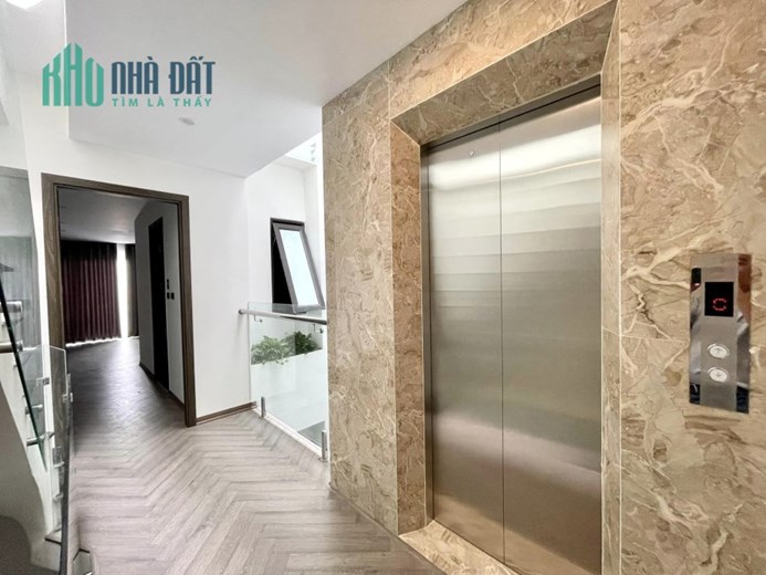 NHÀ MỚI KÍNH KOONG - ÂU CƠ - GARA Ô TÔ TRÁNH, THANG MÁY XỊN, NỘI THẤT CHÂU ÂU