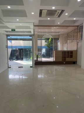 Chính chủ cho thuê VP tầng 1 trong toà nhà 8 tầng, khu vực Láng Hạ gần ngã tư Lê Văn Lương
