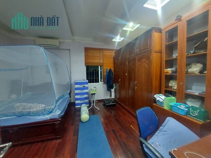 BÁN NHÀ 3 TẦNG DÂN XÂY_DIỆN TÍCH RỘNG- GẦN PHỐ _ TIỆN ÍCH BẠT NGÀN_ ĐỨC GIANG( LONG BIÊN)