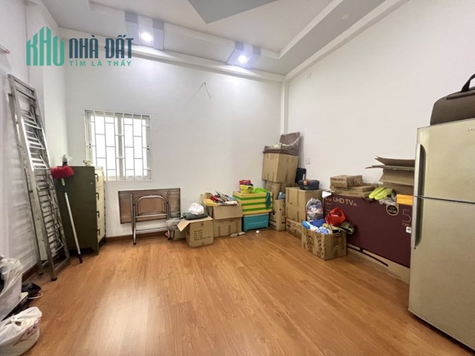 Bán nhà 4 lầu , 4 phòng ngủ An Dương Vương .
tuyệt đẹp giá chỉ 6,5 tỷ