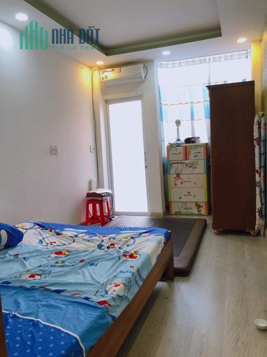 Nhà đẹp Hẻm thông Ngang 4,5 m cách mặt tiền 20 m
Diện tích đất 28.5m đúc 5 tấm hơn 5 tỷ Hai mươi