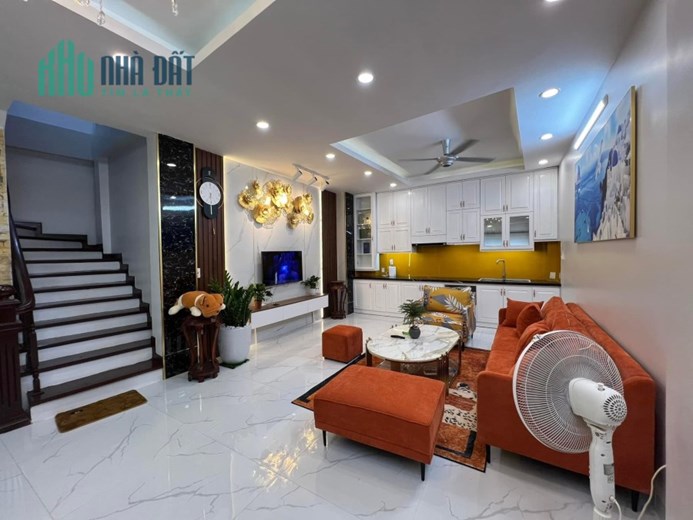Bán gấp nhà đẹp Yên Hoà, oto đỗ cổng, 10m ra phố, 37m x 4T, 5.55 tỷ