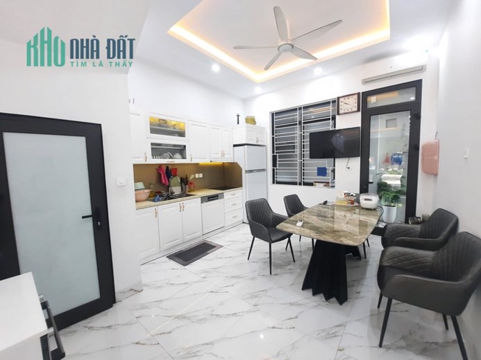 Cực Hiếm! Nguyễn Văn Huyên, 3 bước ra phố, ngõ 3m, 49m2x5T, 6.5 tỷ