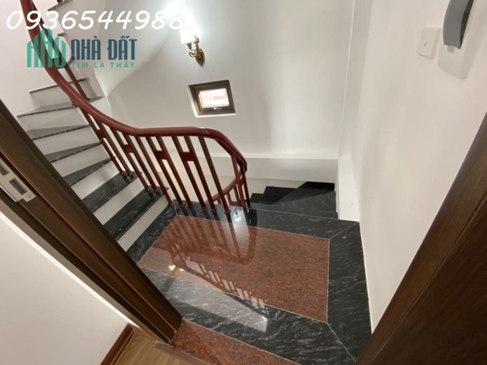 Bán nhà phố Vũ Xuân Thiều, Long Biên, gara ô tô, nhỉnh 4 tỷ, 40m2 x 5 tầng hiện đại
