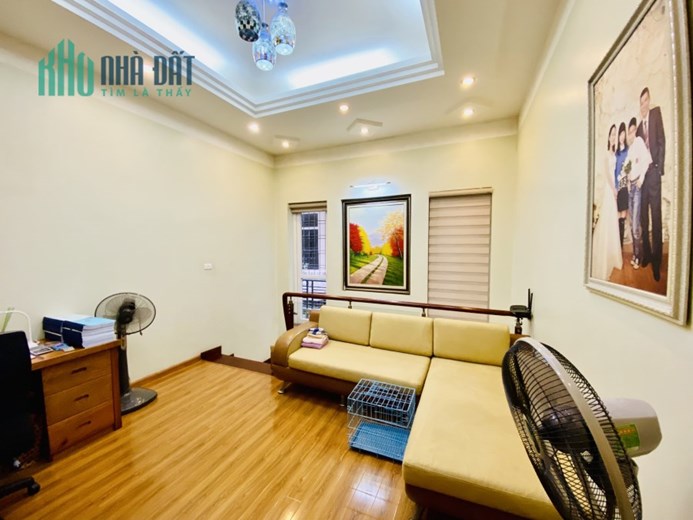 Bán nhà Phố  Đội Cấn giá 10.8 tỷ, 37mx5.5T, có TM  dành cho khách mua ở