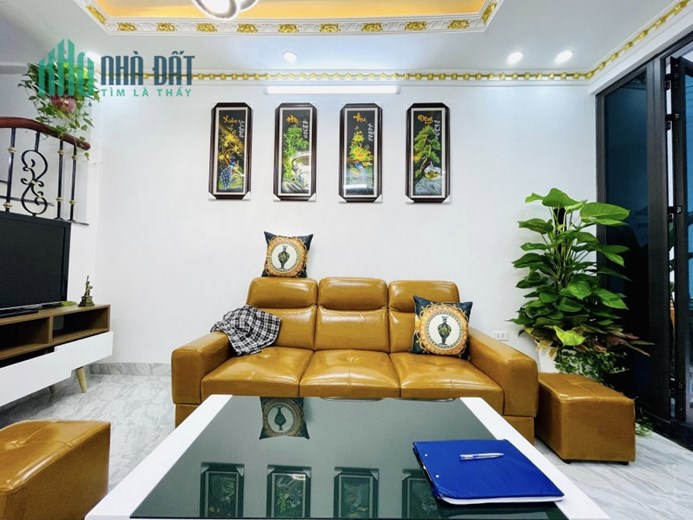 Bán nhà phố Trần Hữu Tước, ngõ nông, ô tô gần, nhà đẹp, 55m, 4PN, nhỉnh 5 tỷ