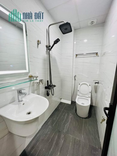Thật hiếm ! Tây Hồ, 5 tầng mới, 40m2, ngõ thông, trước nhà rộng, gần Ô TÔ, 5P ra Hồ, chỉ nhỉnh hơn