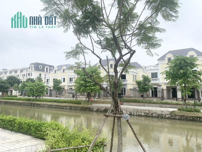 Cần bán biệt thự song lập có hầm mặt đường lớn 30 m.