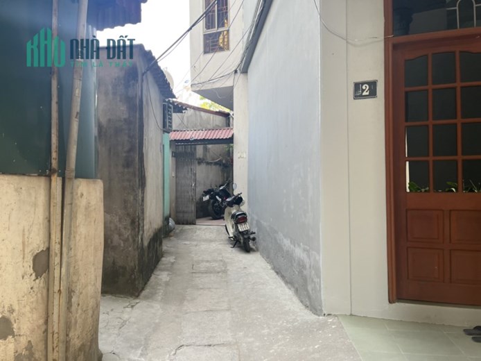 Hiện tôi có 2 căn nhà trên đường Phố Viên cần bán 1. Nhà Cấp 4 18m2 và Căn nhà 4,5 tầng tại khu Xí