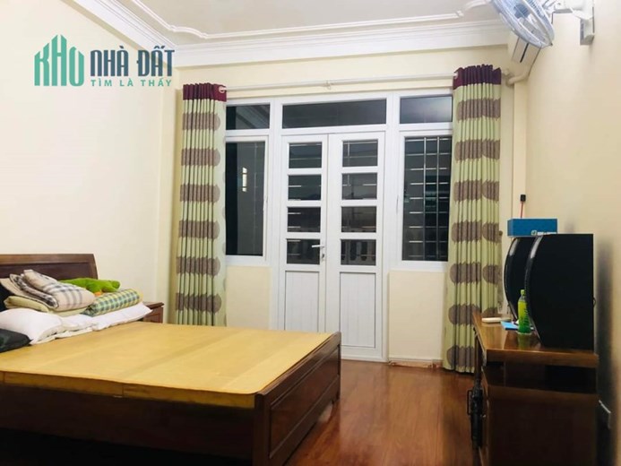CC Bán nhà Mặt ngõ Giáp Bát, Trương Định. Kinh Doanh. DT 39m2 x 5T, Ô tô đỗ cửa. Chỉ hơn 4 tỷ