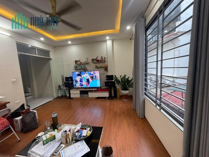 cần bán căn nhà 52m2.mặt tiền 4,6m.5 tầng dân xây mới.giá 5,6 ti.đường nguyễn văn cừ