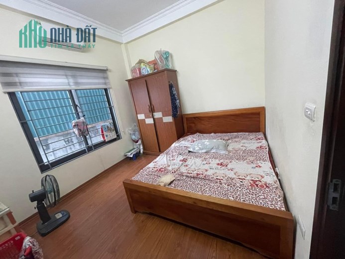cần bán căn nhà 52m2.mặt tiền 4,6m.5 tầng dân xây mới.giá 5,6 ti.đường nguyễn văn cừ