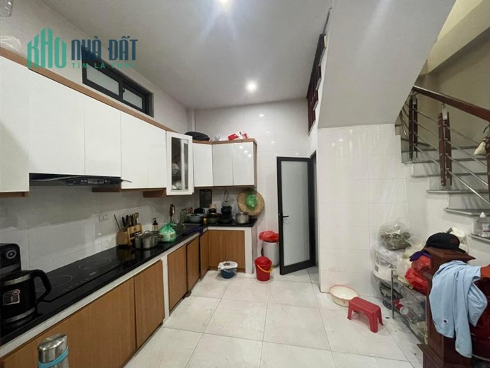 cần bán căn nhà 52m2.mặt tiền 4,6m.5 tầng dân xây mới.giá 5,6 ti.đường nguyễn văn cừ