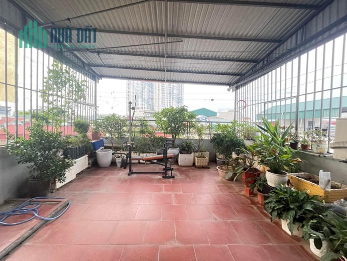 cần bán căn nhà 52m2.mặt tiền 4,6m.5 tầng dân xây mới.giá 5,6 ti.đường nguyễn văn cừ