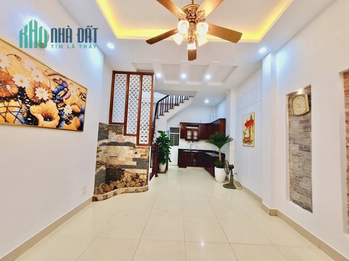 Cực Hiếm, Bán nhà đẹp ở 898 Đường Láng 36m2, 5 tầng ở ngay chỉ với 4 tỷ