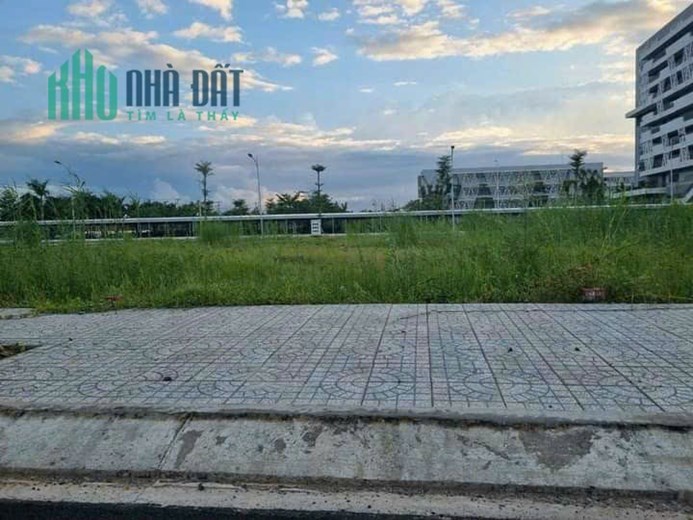 Bán nền đối diện trường ĐH FPT
