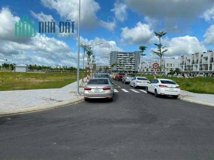 Bán nền đối diện trường ĐH FPT