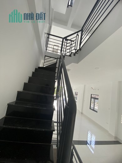 Cho thuê mặt bằng ngoài và tầng hầm tầng 1 đường Nguyễn Chí Thanh ( đối diện quán Đăng Ghẹ)