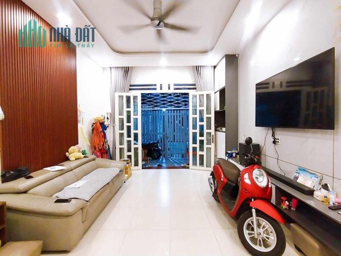 BÁN NHÀ 3 TẦNG - 4.5X16. NHÀ MỚI FULL NỘI THẤT CHỈ 6.5 TỶ. Ô TÔ VÀO NHÀ.