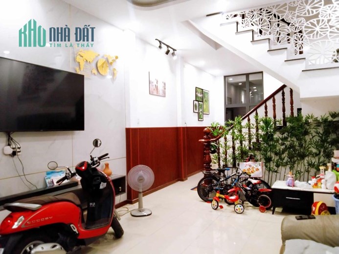BÁN NHÀ 3 TẦNG - 4.5X16. NHÀ MỚI FULL NỘI THẤT CHỈ 6.5 TỶ. Ô TÔ VÀO NHÀ.