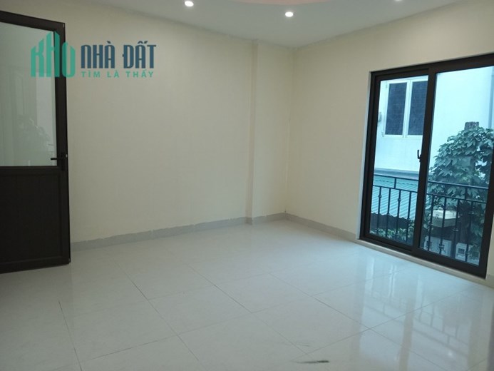 Bán nhà Đường Láng 35m2 4 tầng, mt 5m, ngõ nông thoáng gần phố, ô tô, 4.1 tỷ