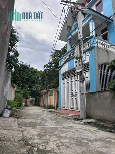 Chủ cần tiền quá bán gấp lỗ mất 500tr 
Bán đất kèm nhà 3 tầng kiên cố, đẹp, nhà mới xây đc 2,5 năm
