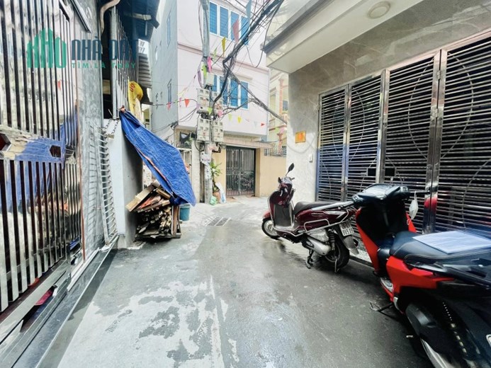 Bán nhà Lô góc ở Mễ Trì, Từ Liêm Cạnh Ô tô tránh, Tặng Full nội thất 43m2, chỉ với 5 tỷ