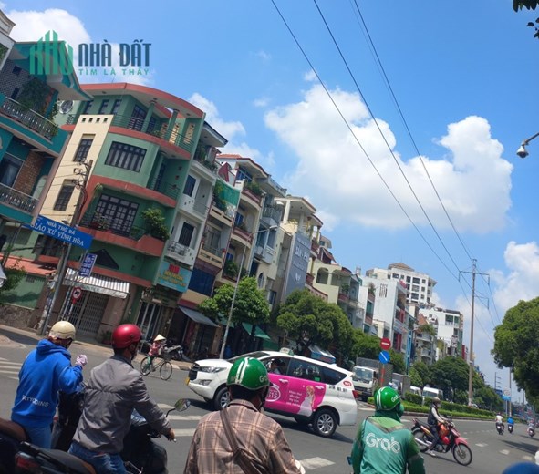 Mặt Tiền Lạc Long Quân 70m2 không lộ giới, 5 Tầng mới Kinh Doanh đỉnh