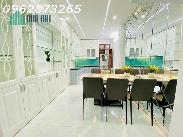 Bán nhà đất PHƯỜNG VIỆT HƯNG - Q. LONG BIÊN. 5 tầng. Nhà rộng gần công viên. Diện tích 113M2. Giá