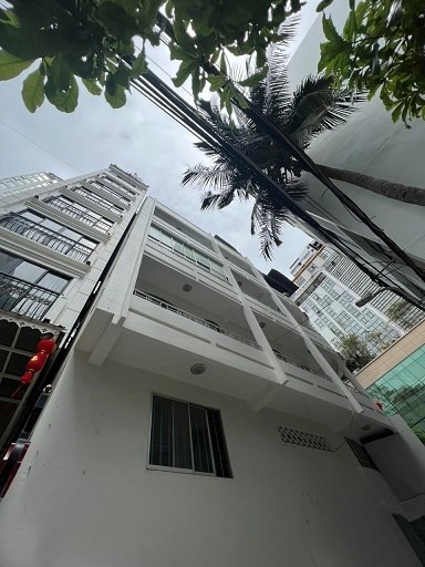 Bán nhà 6 tầng thiết kế hiện đại tại mặt tiền đường Hùng Vương ,khu Phố Tây trung tâm tp biển Nha