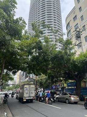 Bán nhà 6 tầng thiết kế hiện đại tại mặt tiền đường Hùng Vương ,khu Phố Tây trung tâm tp biển Nha