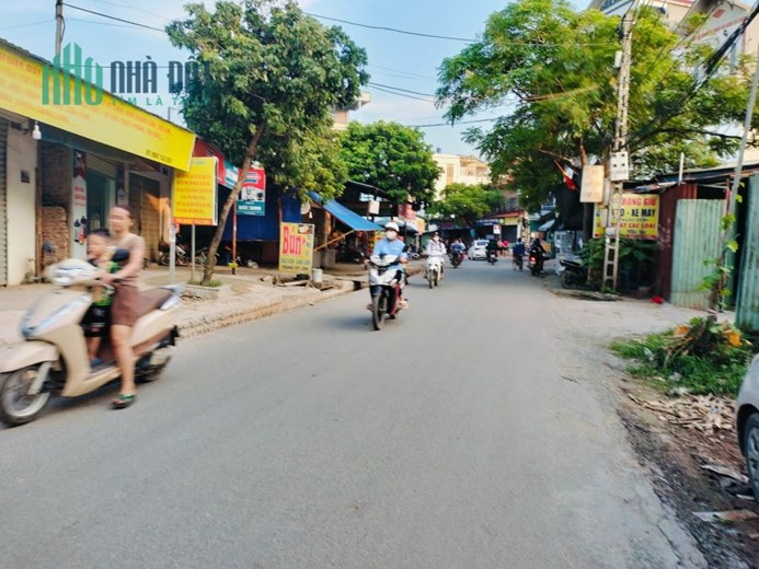 𝐧𝐠𝐚𝐲 𝟓𝟖,𝟏𝐦 𝐤𝐡𝐮 𝐔ỷ 𝐛𝐚𝐧 Diện tích 58,1m Khu Ủy ban Phụng Châu
 Mặt tiền 4,5m -