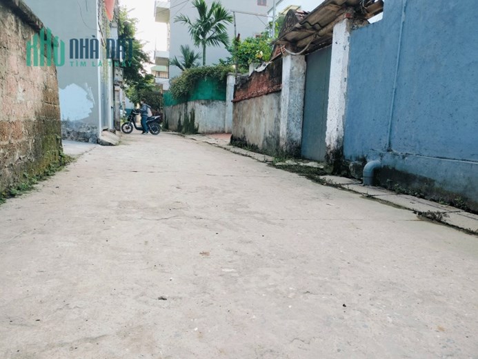 𝐧𝐠𝐚𝐲 𝟓𝟖,𝟏𝐦 𝐤𝐡𝐮 𝐔ỷ 𝐛𝐚𝐧 Diện tích 58,1m Khu Ủy ban Phụng Châu
 Mặt tiền 4,5m -